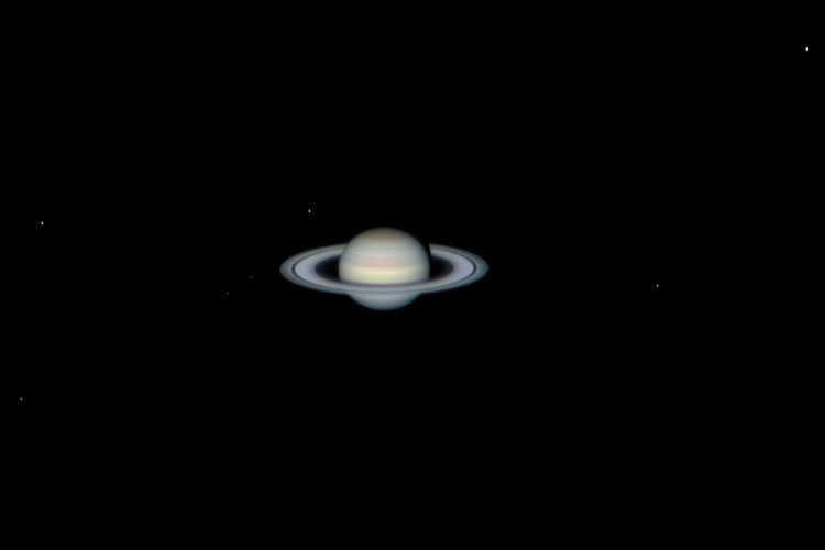 Saturno y algunas de sus lunas