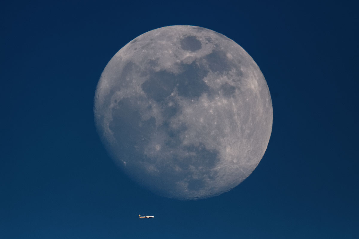 Avión rozando la Luna