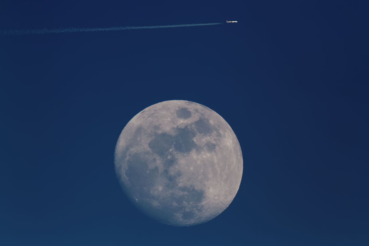 Avión rozando la Luna