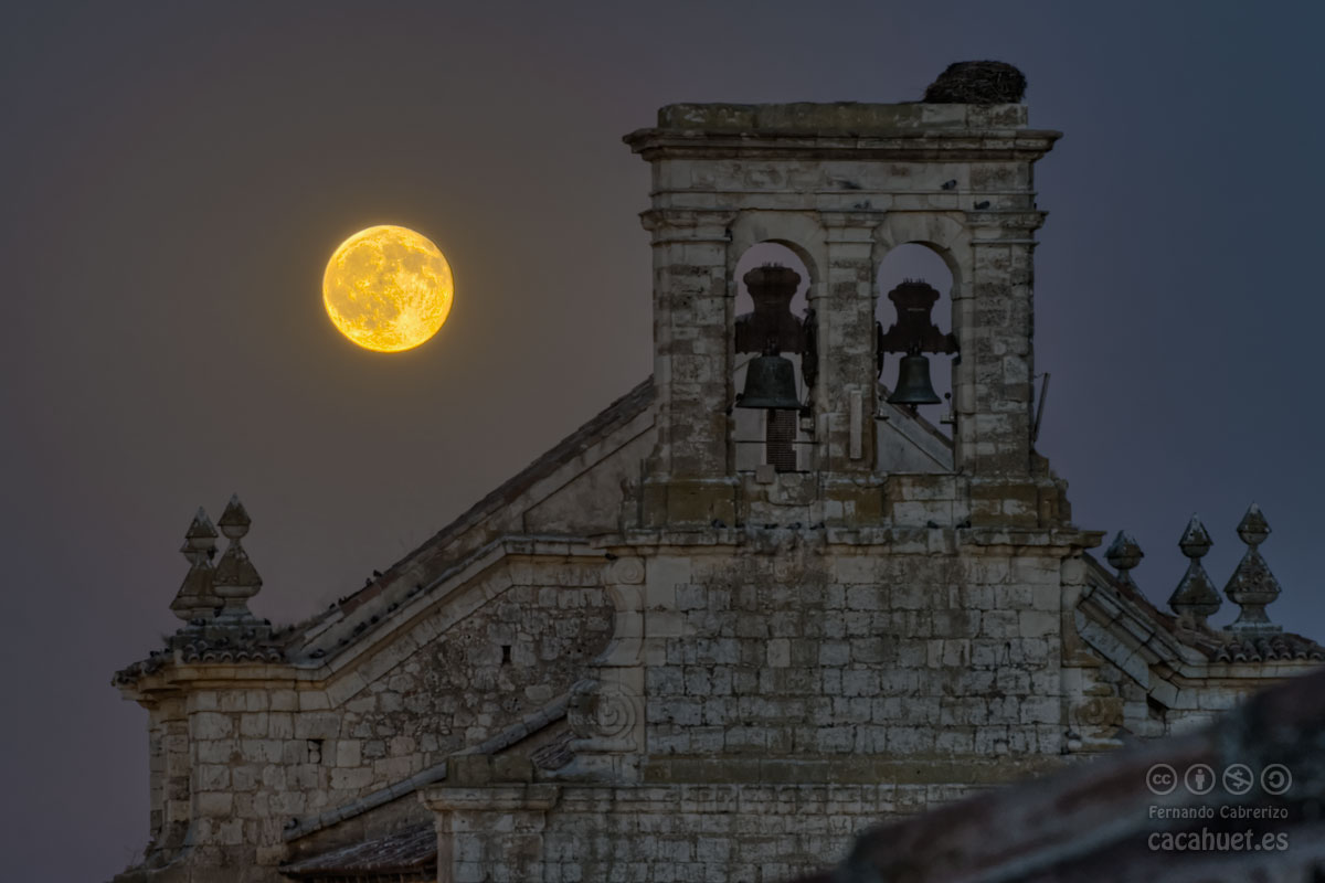 Luna tras la iglesia de Urueña