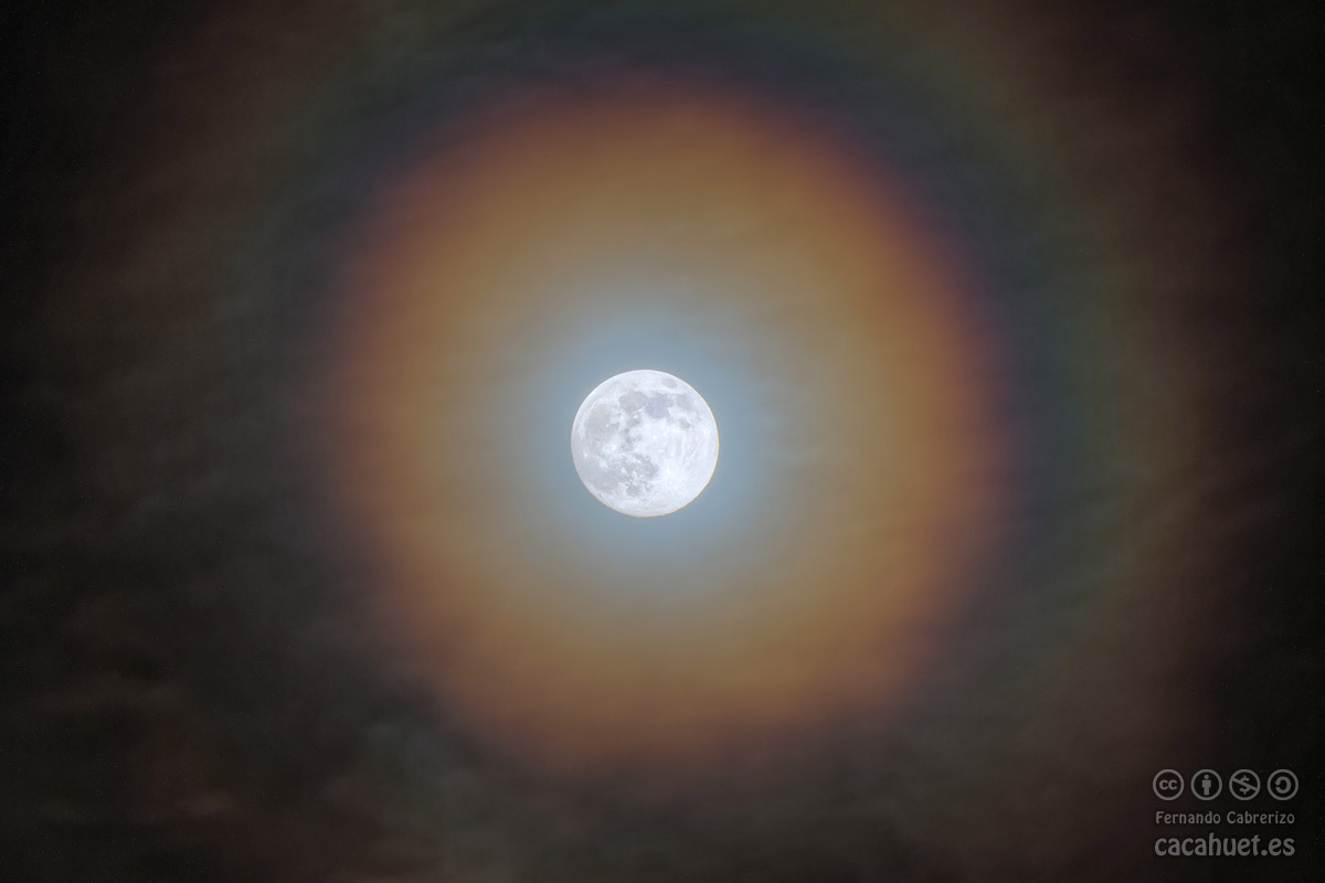 La luna llena y fenómenos ópticos atmosféricos